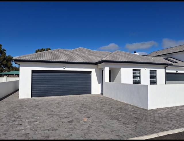 4 BEDROOM HOUSE FOR SALE IN SANDY POINT